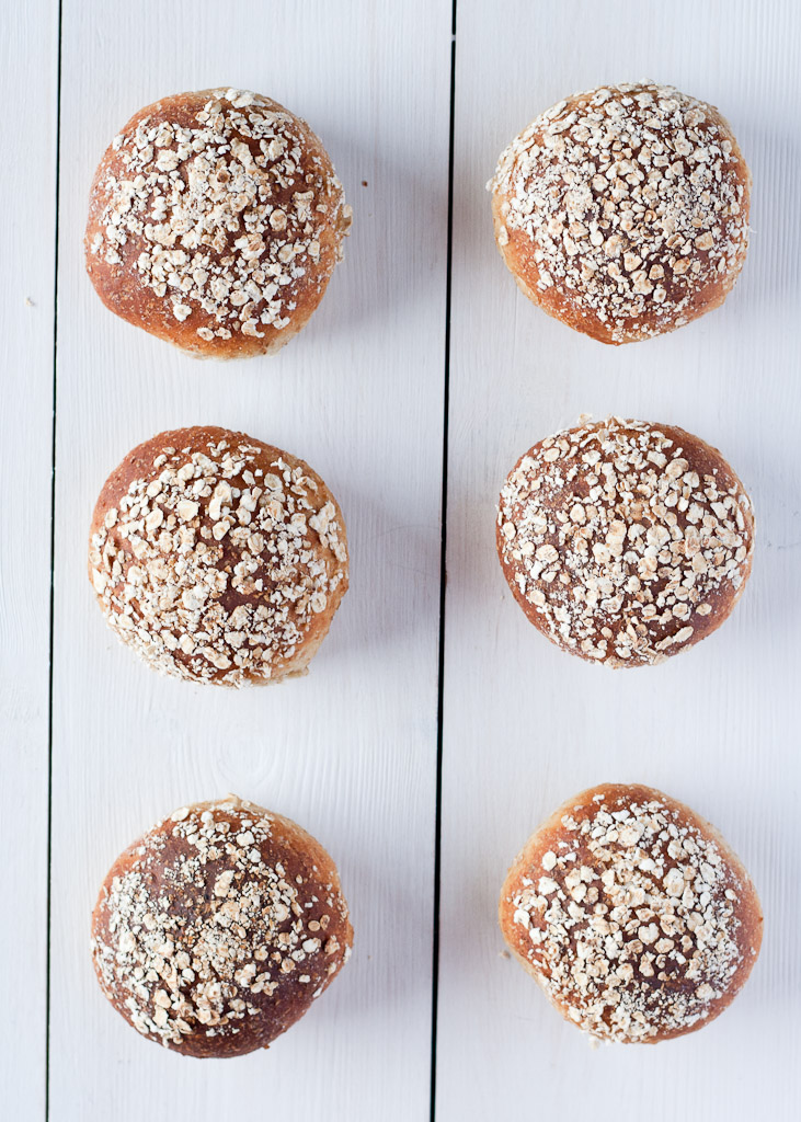 Bread rolls with oats
