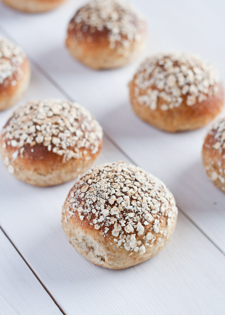 Bread rolls with oats