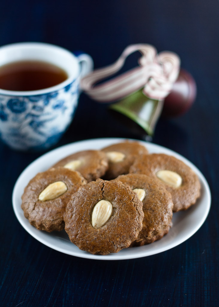 Almond gingerbread cookies