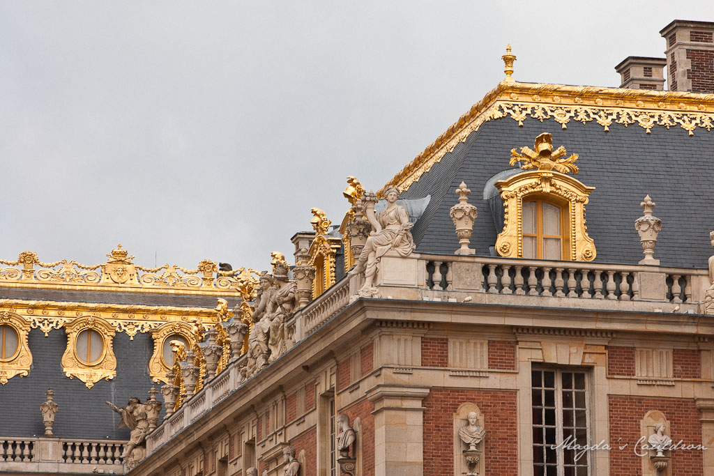 Versaille golden details
