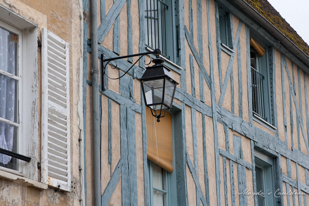 Provins - blue wood, lamp and windows