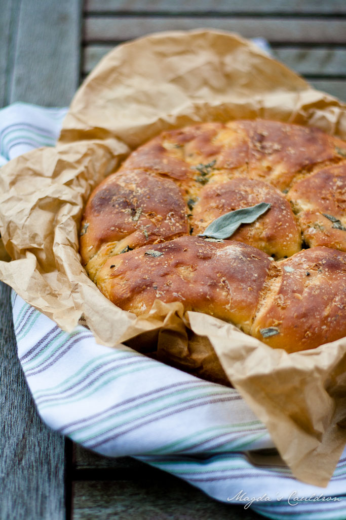 Sage and onion tear and share&nbsp;bread
