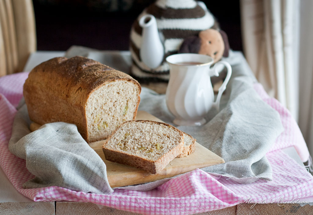 Pepper and fig bread