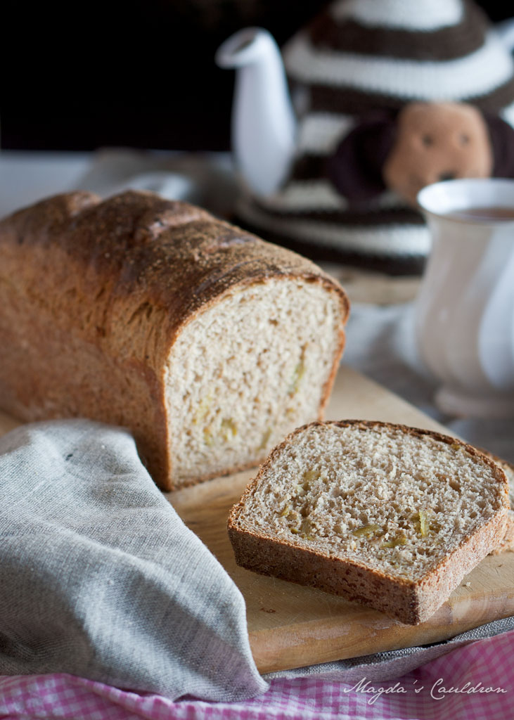 pepper and fig spelt bread