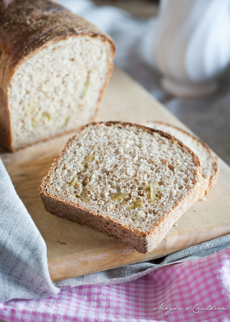 pepper and fig spelt bread