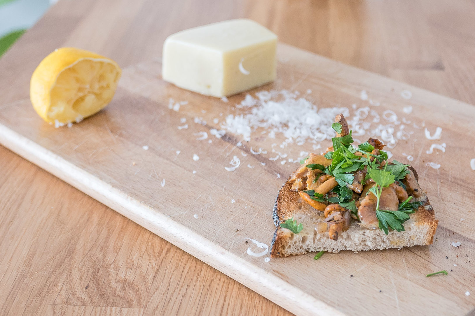 Chanterelle breakfast (toasts and scrambled eggs)