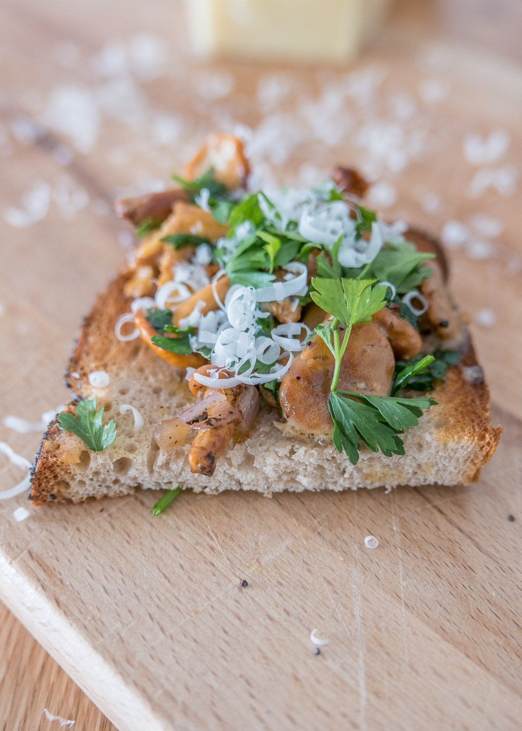Chanterelle breakfast (toasts and scrambled&nbsp;eggs)